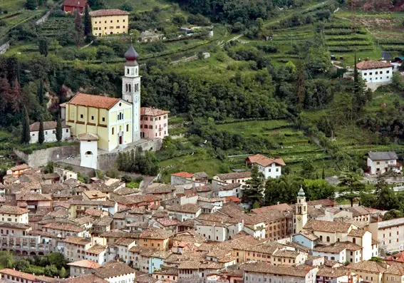 Il paese: Ala
