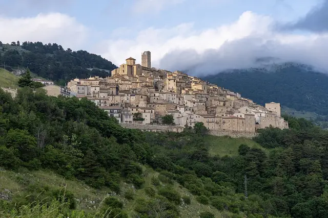 Il paese: Castel del Monte