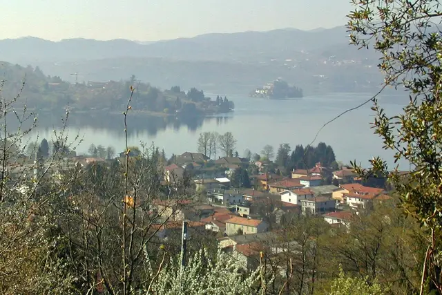 Il paese: Pettenasco