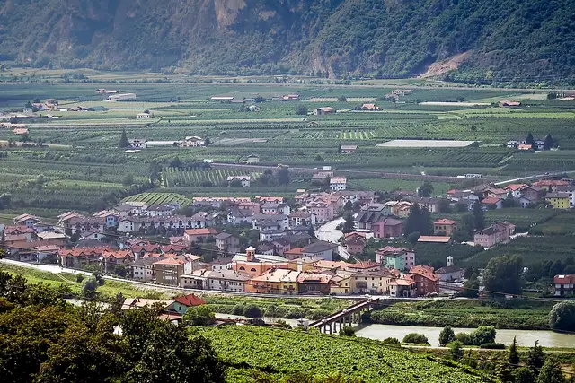 Il paese: Terre d'Adige
